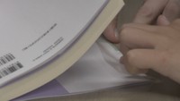 図書館で本の保護のための作業に挑戦！