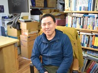 荻田さんと、親友の栗原慶太郎さん（左）。