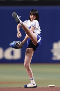 始球式を務める岡田紗佳＝2025年6月20日