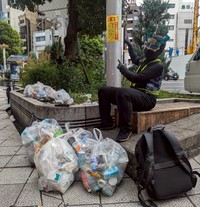 渋谷の街で8年「ゴミ拾いヒーロー」が訴える（スミレンジャーZさん提供）