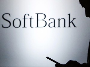 ソフトバンクとＫＤＤＩ、ファーウェイスマホ発売延期　ドコモも検討