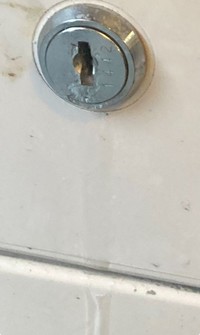 券売機下部の鍵穴も同様の状態に。 ※川井さん提供