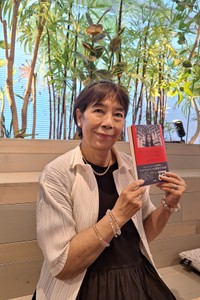 今秋発売された新刊著書「ヒロインの追憶 ウルトラの絆」を手に出演作品を語る女優の桜井浩子＝都内