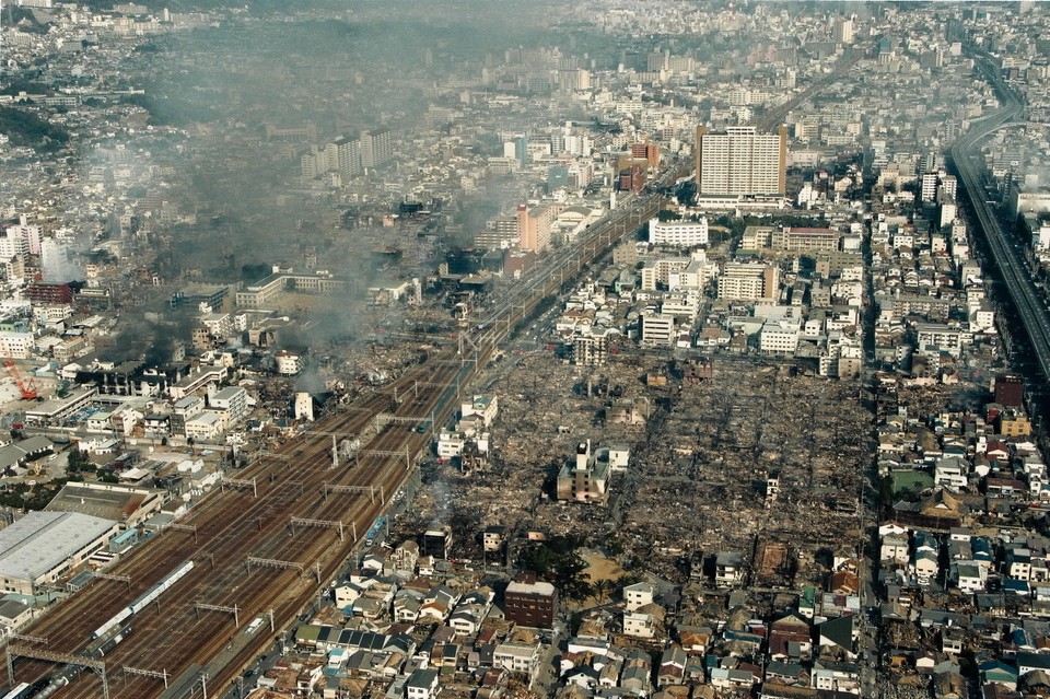 阪神・淡路大震災 発生直後の写真集】甚大な被害、懸命の救援活動