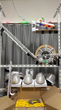 メダル、ボール、コースが一体となった大型装置の正面ビュー／SANさん（@SanKun_Medal）提供