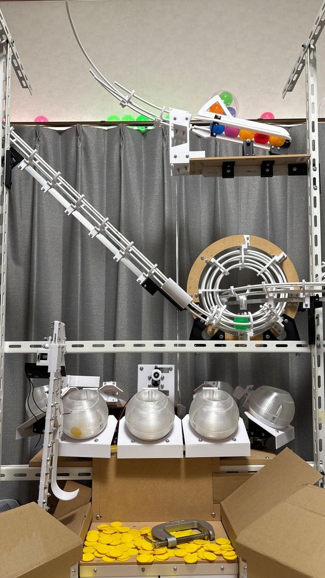 メダル、ボール、コースが一体となった大型装置の正面ビュー／SANさん（@SanKun_Medal）提供