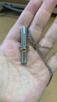 名前や「あなたは私の宝物」、「永遠に一緒」という英語を刻んだ遺骨ペンダント