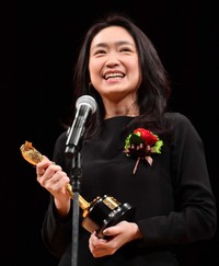 助演女優賞のトロフィーを持ちスピーチする池脇千鶴＝2020年