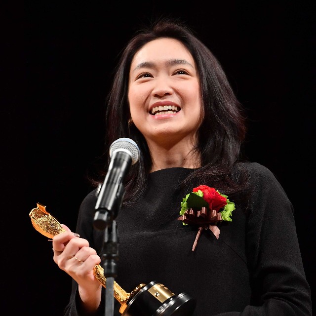 助演女優賞のトロフィーを持ちスピーチする池脇千鶴＝2020年
