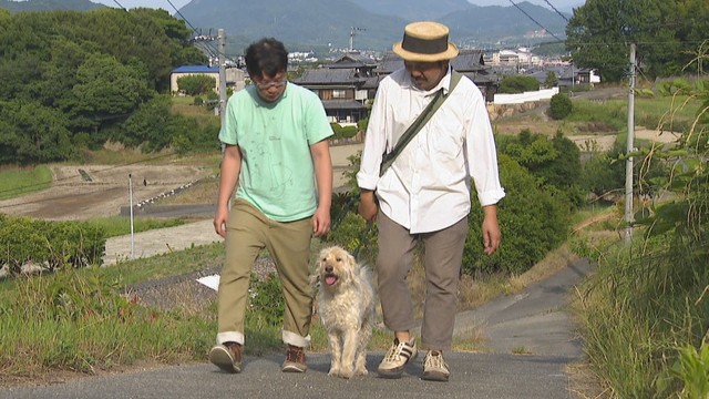 三豊市に住む原告の川田有希さん(左)と田中昭全さん(右)と愛犬・つぶ
