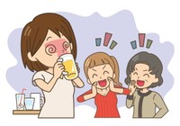 お酒の一気飲みは危険ですのでやめましょう　※画像はイメージです（illustAC）