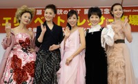 （左から）夏木マリ、大地真央、川島なお美さん、由美かおる、檀れい＝2013年