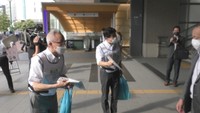 ワクチン接種を呼び掛ける伊原木知事（JR岡山駅　23日朝）