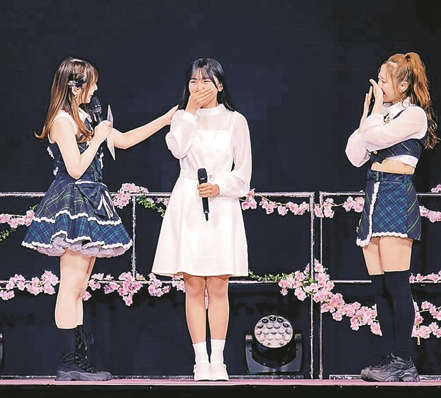 野中美希（左）と小田さくら（右）に祝福され感激の杉原明紗