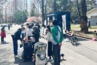 「おいしいおにぎりのキッチンカーがやってきた！」と情報をキャッチした人たちが列を成すことも。（画像提供：おにぎり屋かなたけ）
