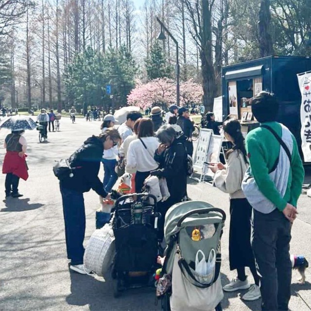 「おいしいおにぎりのキッチンカーがやってきた！」と情報をキャッチした人たちが列を成すことも。（画像提供：おにぎり屋かなたけ）