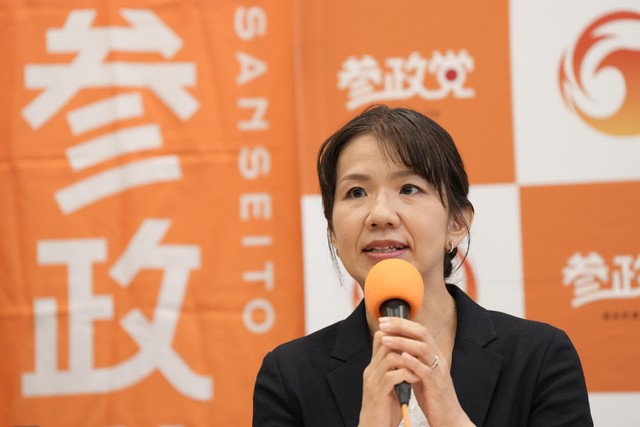 参政党の記者会見に出席した元自民党衆院議員の豊田真由子氏。参政党の政調会長補佐に就任した（写真提供・共同通信社）