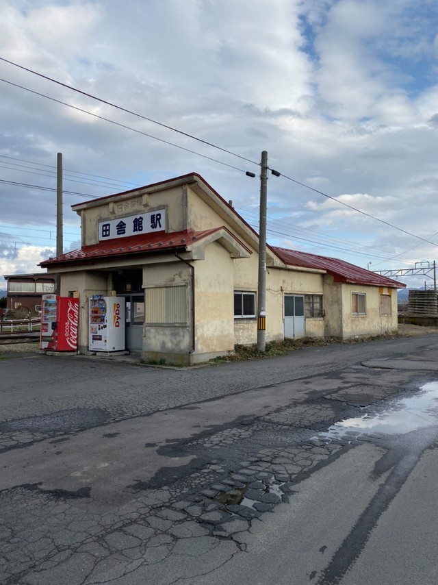 雪が無い時の田舎館駅。レトロでかわいらしい