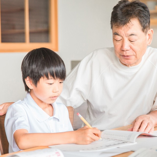 夏期講習やる？家庭教師つける？さまざまな悩みが出てくる中学受験　※画像はイメージです（FineGraphics/photoAC）