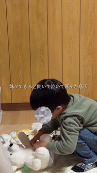 ぬいぐるみを相手に、おむつ替えの練習を繰り返す息子さん／ゴリラ旦那さん（@goriradanna）提供