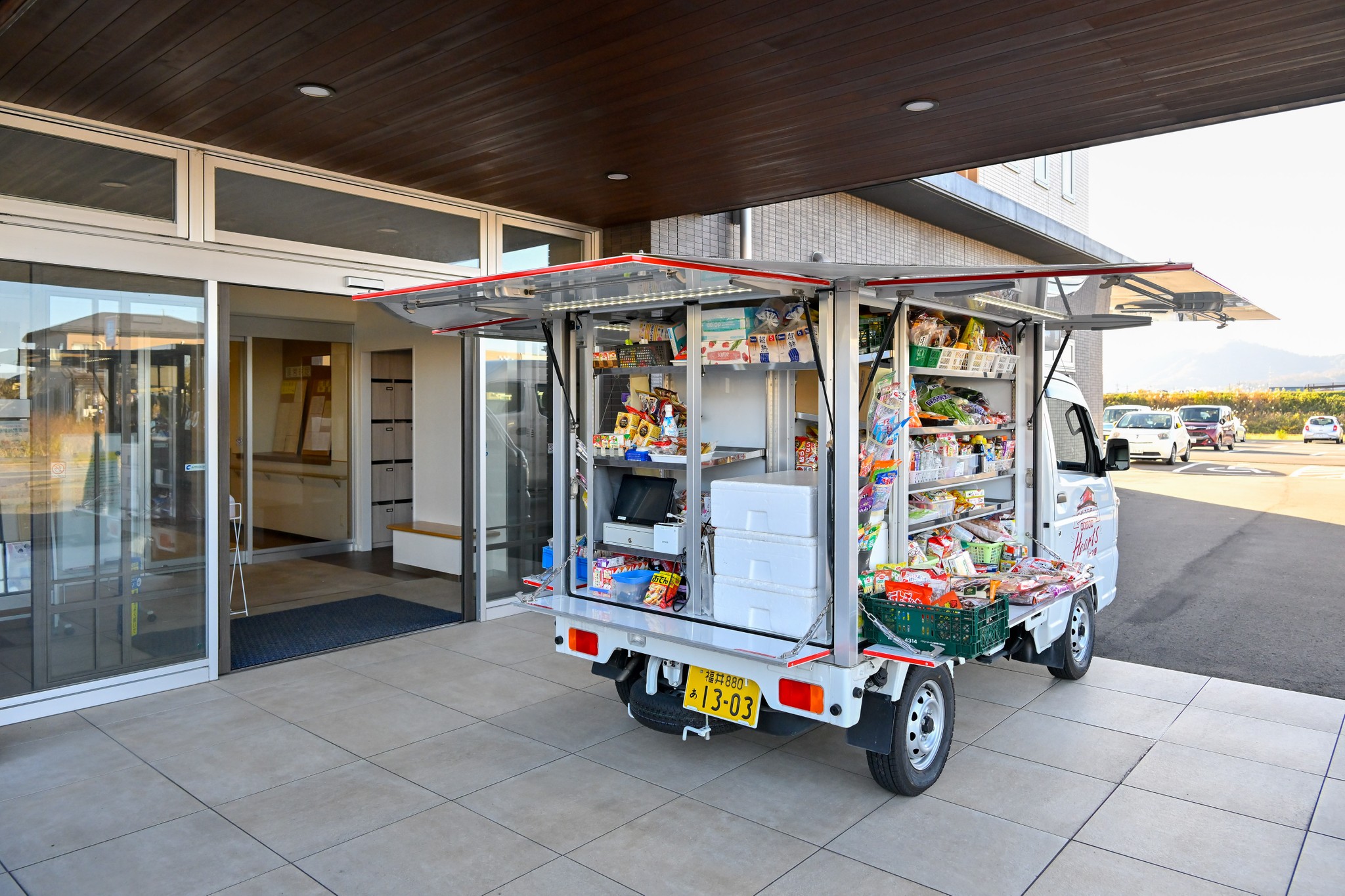 来店での買い物が難しい人向けの移動販売車。福井県民生協の介護施設と移動販売車を連携させるなど、福井県民生協のサービスを組み合わせることで利用者の利便性向上を図っている。移動が不自由な人の買い物を介護職員が手伝うこともあるという