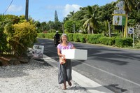 BENTOのデリバリー販売にやってきたダニエル・香奈さん。この日のメニューは照り焼きチキンのような「ヤミーチキン丼」だった＝2022年6月23日、クック諸島ラロトンガ島、荒ちひろ撮影