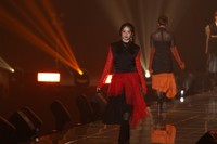 レイヤードのロングスカートで印象的なコーディネートを披露する立花琴未