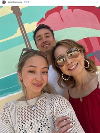 倉沢淳美さんと、日本で芸能活動をする娘のケイナさん（左）。奥は長男（本人のインスタグラムから）