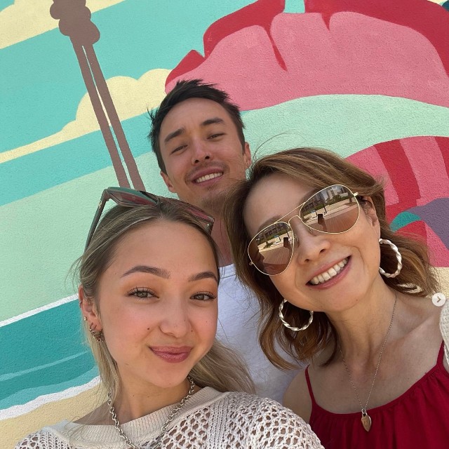 倉沢淳美さんと、日本で芸能活動をする娘のケイナさん（左）。奥は長男（本人のインスタグラムから）