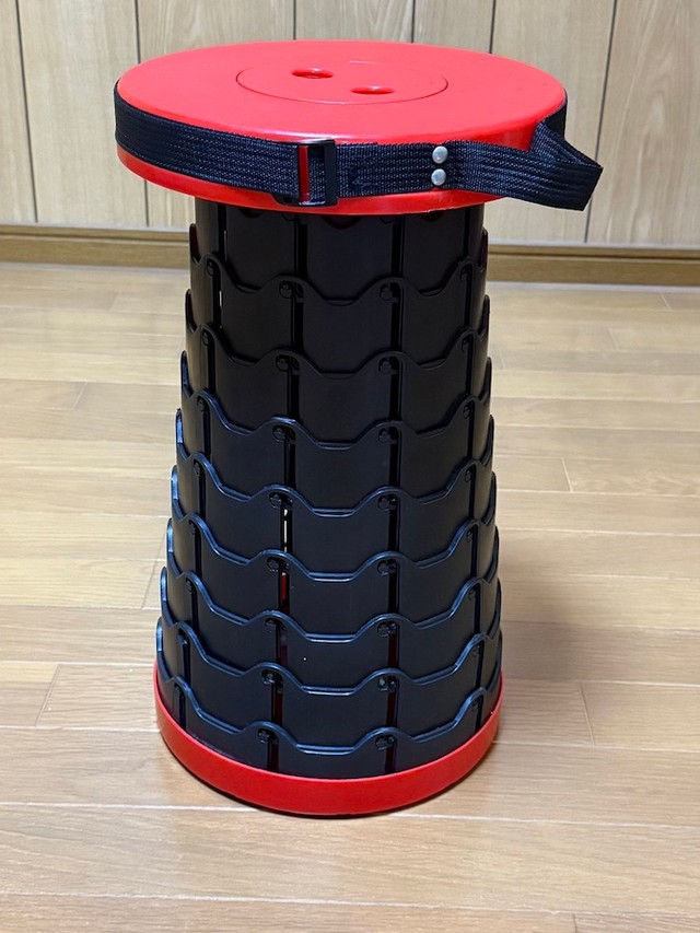 まっぴさんが購入した通称「万博椅子」。下から2段目の「伸張時の状態を保つフック（ツメ）」が半周分、破損したという（画像提供：まっぴさん）