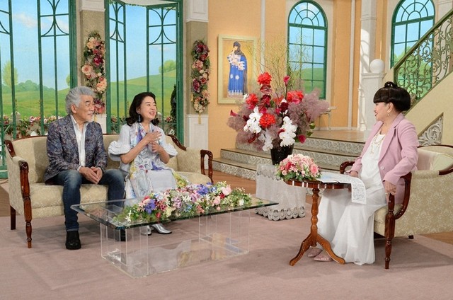 黒柳徹子さん（右）とトークを展開する宇崎竜童さん、阿木燿子さん夫妻