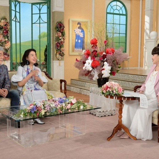 黒柳徹子さん（右）とトークを展開する宇崎竜童さん、阿木燿子さん夫妻