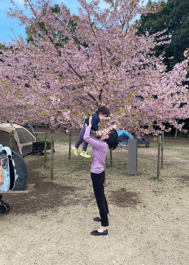 夫が撮った「桜の下の妻と息子」……現場写真かな？（画像提供：もみじさん @akkaagnue）