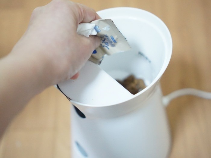 本体の蓋を外し、おやつをセット