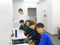 メンバー間ではさかんにディスカッションがおこなわれる
