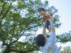 子どもにまつわる贈与の特例が延長　子育て資金贈与と結婚資金はいつまで利用できる？