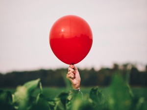 紺色の袖と白地に風船のＴシャツで男の子に間違われた6歳の私
