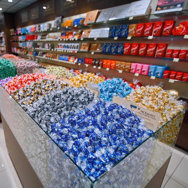 リンツ店舗内の量り売り　※画像はイメージです（Tricky Shark/stock.adobe.com）