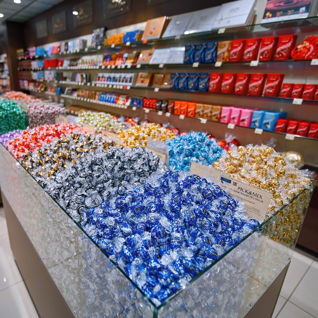リンツ店舗内の量り売り　※画像はイメージです（Tricky Shark/stock.adobe.com）