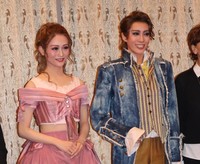宝塚花組公演「Goethe（ゲーテ）!」の会見に出席した永久輝せあ(右）、星空美咲＝梅田芸術劇場