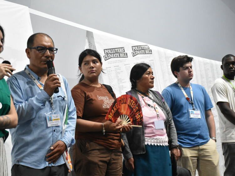 国連気候変動会議（COP30）で、気候危機の原因を作ったとして排出企業を訴えた訴訟の原告が集まりスピーチした