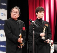 キネマ旬報ベスト・テン発表＆表彰式に出席した映画「夜明けまでバス停で」の高橋伴明監督（左）と脚本家の梶原阿貴＝都内（2023年撮影）