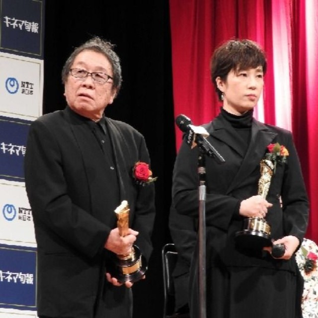 キネマ旬報ベスト・テン発表＆表彰式に出席した映画「夜明けまでバス停で」の高橋伴明監督（左）と脚本家の梶原阿貴＝都内（2023年撮影）