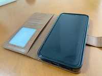 カバーを装着すれば手帳型ケースとして使える（筆者提供）