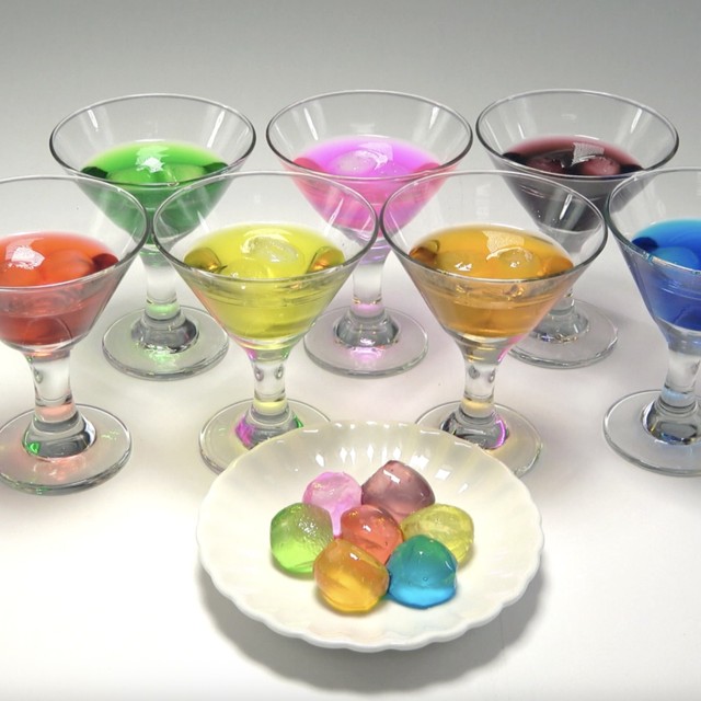 かき氷シロップに付け込んだレインボーわらび餅　ドリンクに入れても映えそう