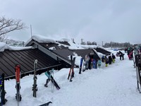 湯沢中里スキー場のレストランは屋根と同じ高さになってて、入るのにも一苦労（「索道野郎▷索道部」さん提供）