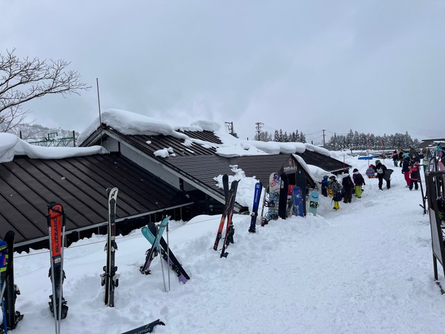 湯沢中里スキー場のレストランは屋根と同じ高さになってて、入るのにも一苦労（「索道野郎▷索道部」さん提供）