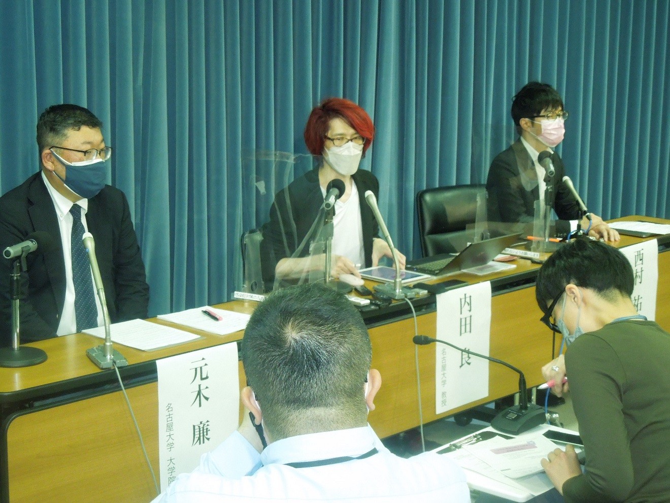 「学校業務に関する調査」について会見する内田良・名古屋大学大学院教授(中央)