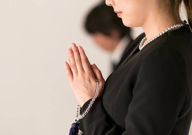 葬儀の「平服でお越しください」は、何を着るのが正解？※画像はイメージです（naka/stock.adobe.com）