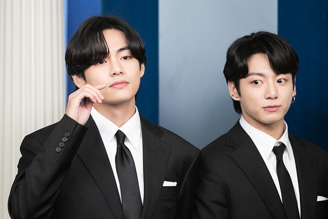 米ホワイトハウスの定例会見に参加するBTSのVさんとJUNG KOOKさん